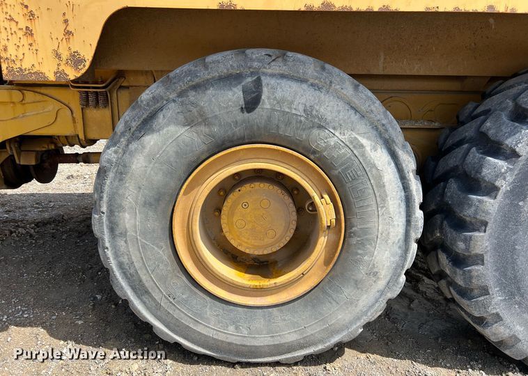 image for item EL5540 2005 John Deere 250D water wagon