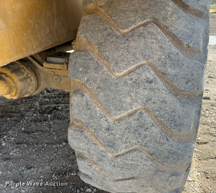 image for item EL5540 2005 John Deere 250D water wagon