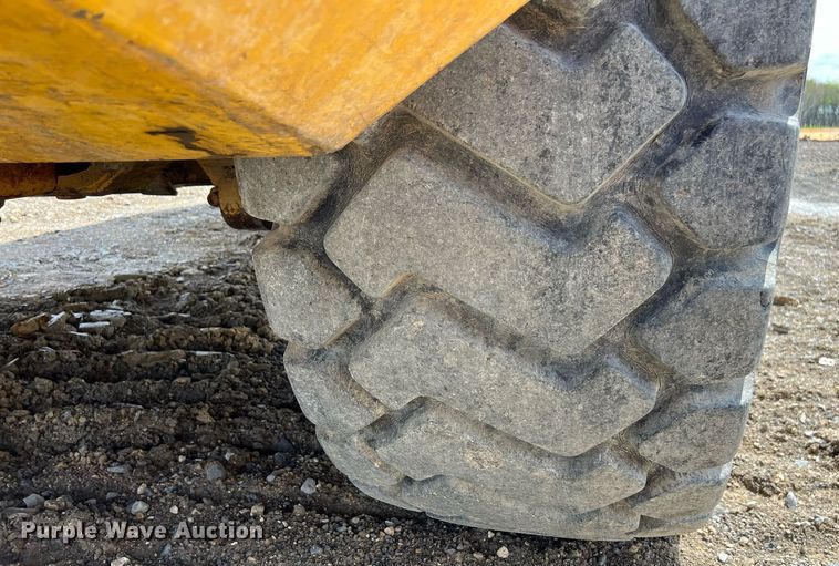 image for item EL5540 2005 John Deere 250D water wagon