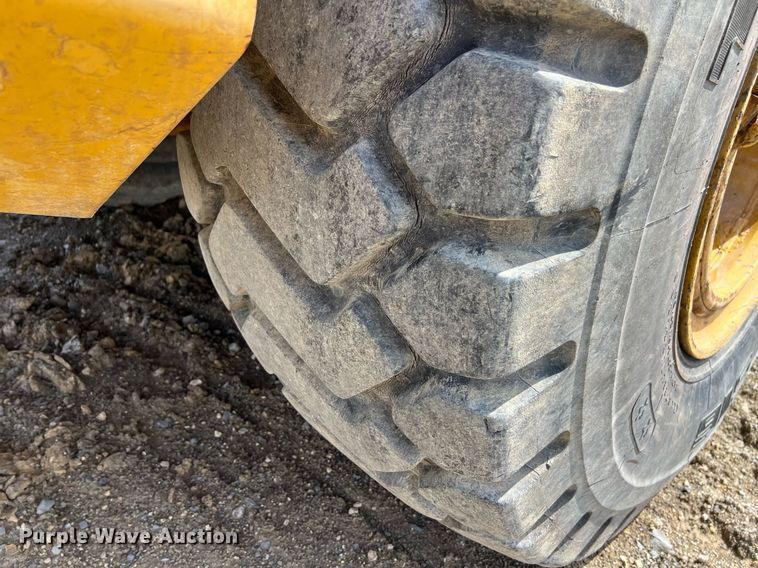 image for item EL5540 2005 John Deere 250D water wagon