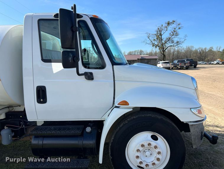 image for item EL5722 2007 Freightliner 4300 water truck