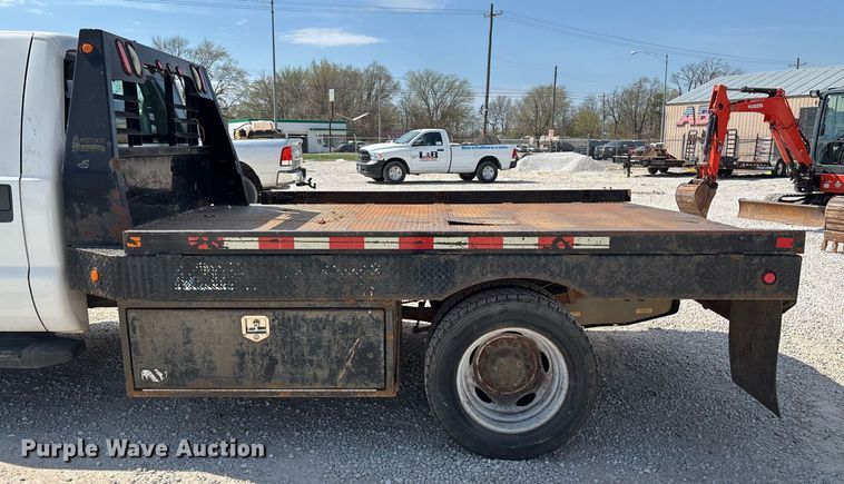 image for item EM0033 2013 Ford F550 Super Duty Crew Cab flatbed truck