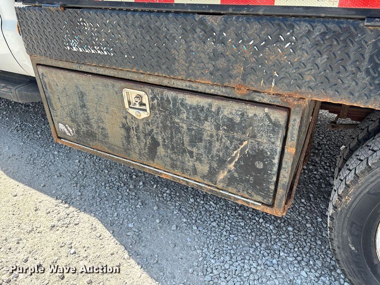 image for item EM0033 2013 Ford F550 Super Duty Crew Cab flatbed truck