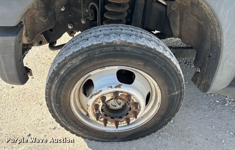 image for item EM0033 2013 Ford F550 Super Duty Crew Cab flatbed truck