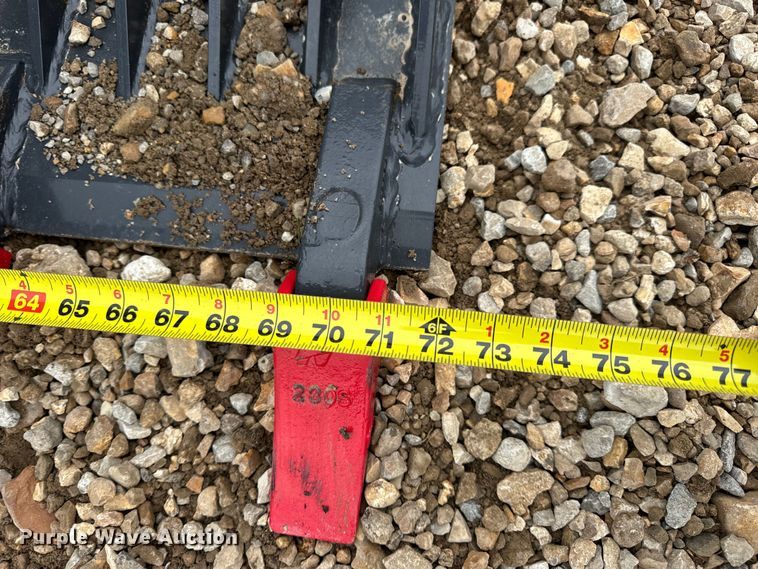 image for item EN5211 Skid steer grapple bucket