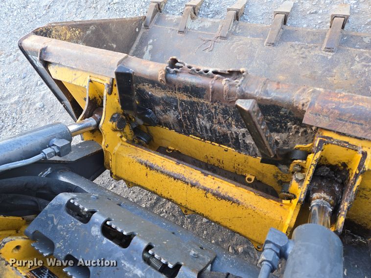 image for item EN8808 2017 John Deere 320E skid steer loader