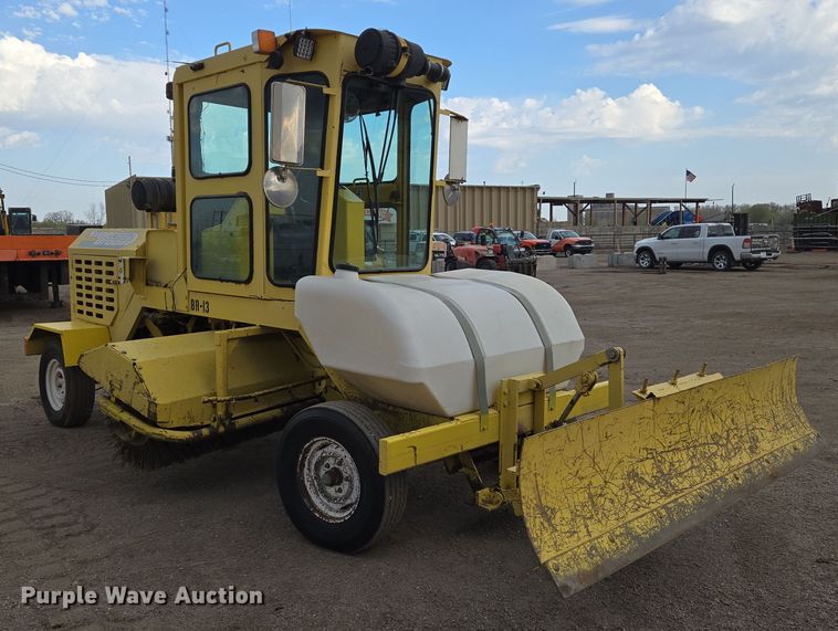 image for item EN8853 2004 Superior Broom DT80 broom