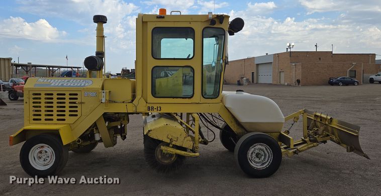 image for item EN8853 2004 Superior Broom DT80 broom