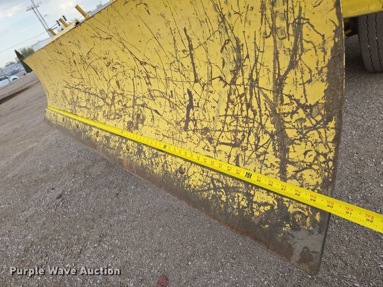 image for item EN8853 2004 Superior Broom DT80 broom