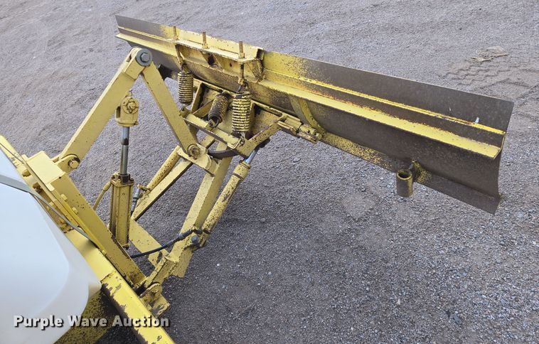 image for item EN8853 2004 Superior Broom DT80 broom