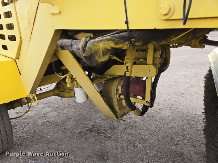 image for item EN8853 2004 Superior Broom DT80 broom