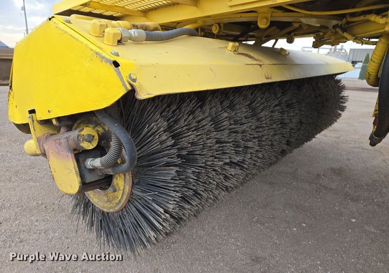 image for item EN8853 2004 Superior Broom DT80 broom