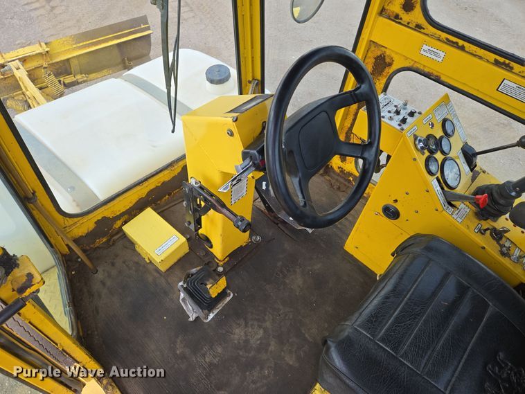 image for item EN8853 2004 Superior Broom DT80 broom