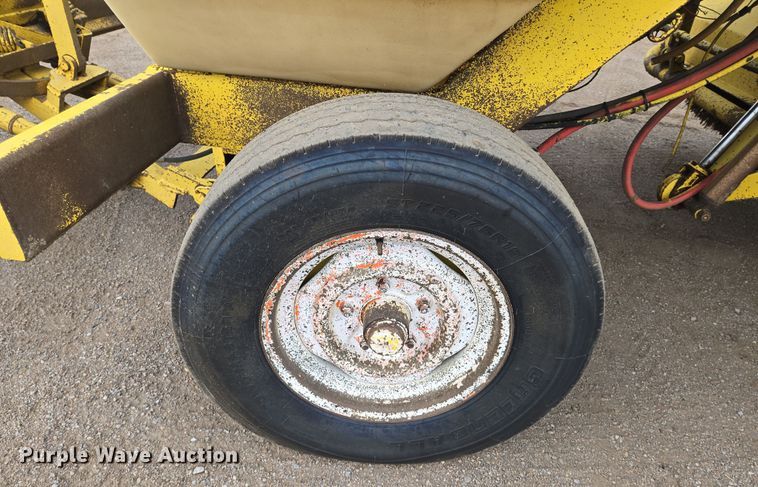 image for item EN8853 2004 Superior Broom DT80 broom