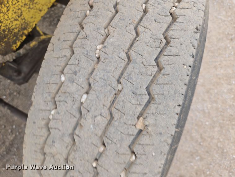 image for item EN8853 2004 Superior Broom DT80 broom