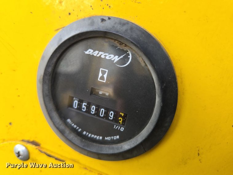 image for item EN8853 2004 Superior Broom DT80 broom