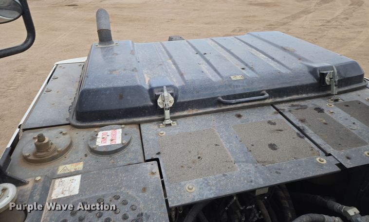 image for item EN8856 2018 Link-Belt 210X4 excavator