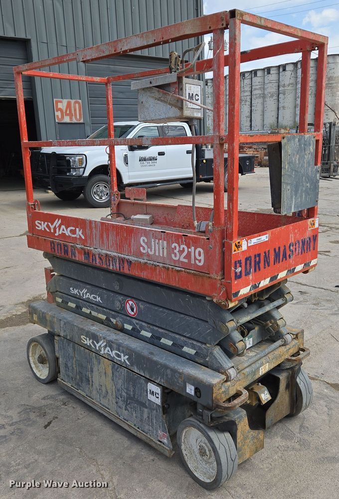 image for item EN8862 2019 Skyjack SJIII 3219 scissor lift