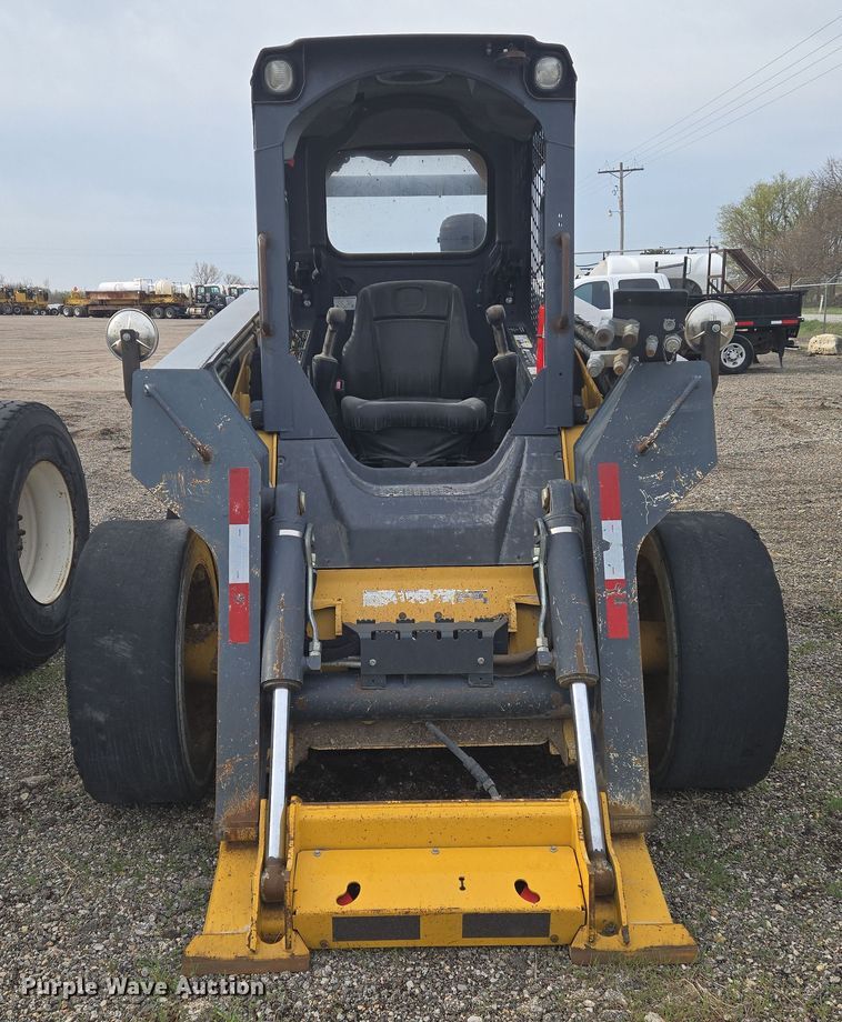 image for item EN8868 2013 John Deere 332D skid steer loader