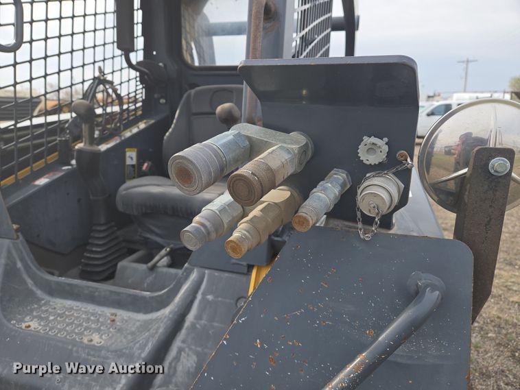 image for item EN8868 2013 John Deere 332D skid steer loader