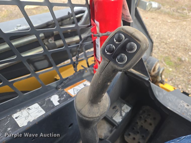 image for item EN8868 2013 John Deere 332D skid steer loader