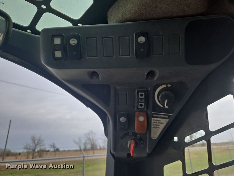 image for item EN8868 2013 John Deere 332D skid steer loader