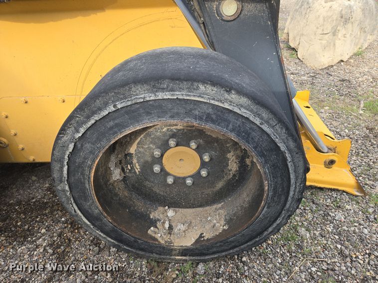 image for item EN8868 2013 John Deere 332D skid steer loader