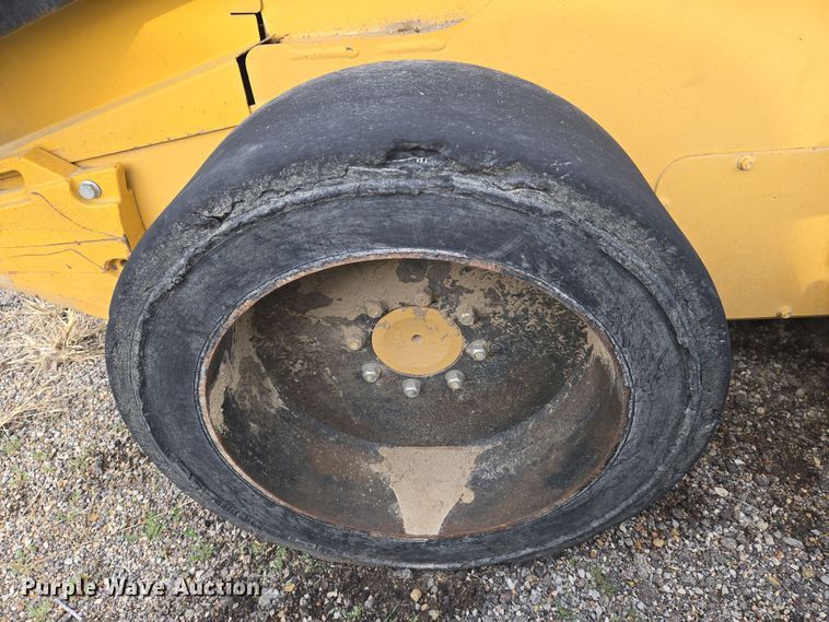 image for item EN8868 2013 John Deere 332D skid steer loader