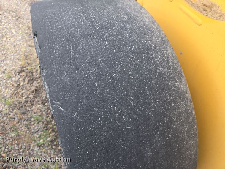 image for item EN8868 2013 John Deere 332D skid steer loader