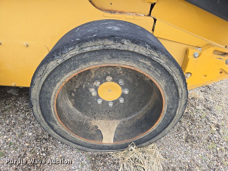 image for item EN8868 2013 John Deere 332D skid steer loader