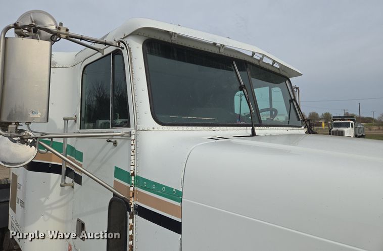 image for item EN8870 1994 Freightliner FLD120 semi truck