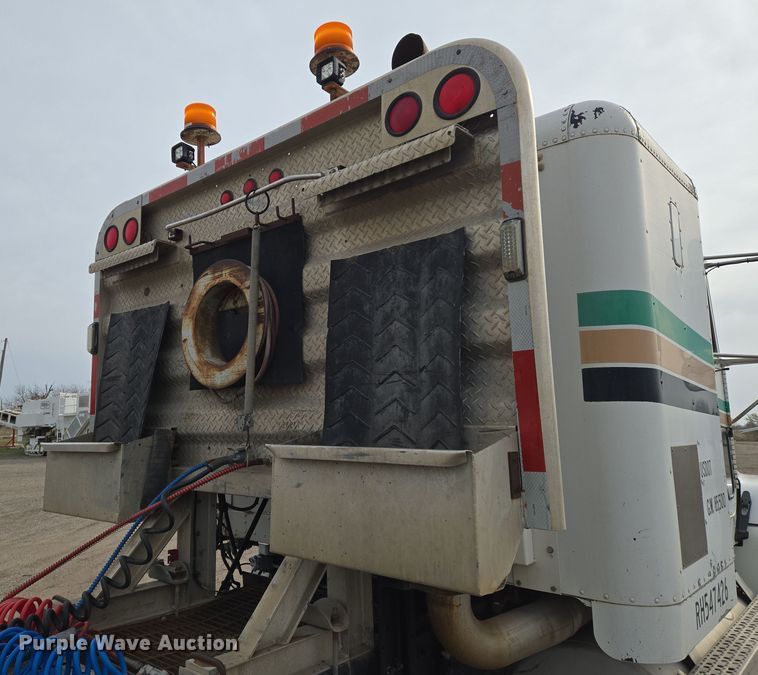 image for item EN8870 1994 Freightliner FLD120 semi truck