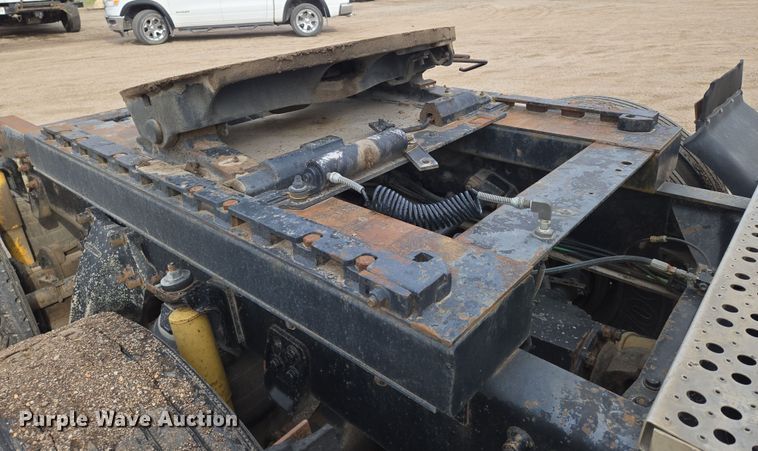 image for item EN8870 1994 Freightliner FLD120 semi truck