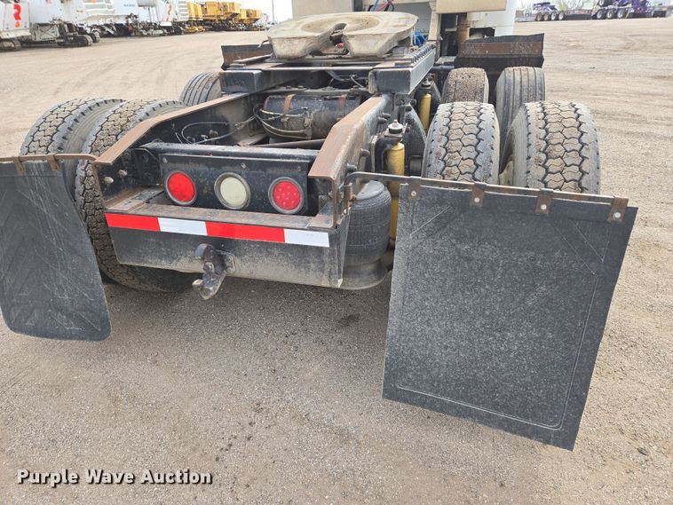 image for item EN8870 1994 Freightliner FLD120 semi truck