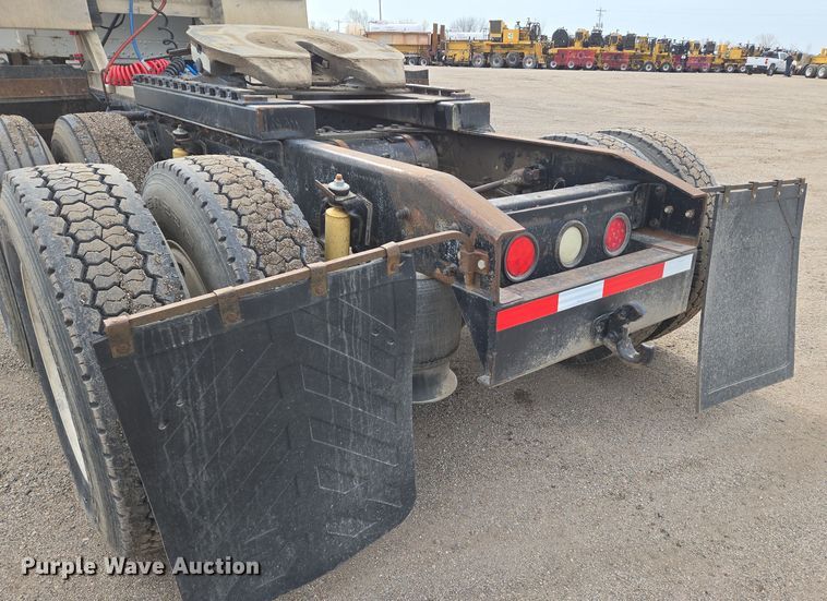 image for item EN8870 1994 Freightliner FLD120 semi truck