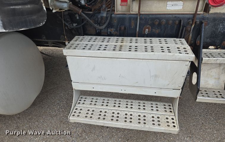 image for item EN8870 1994 Freightliner FLD120 semi truck