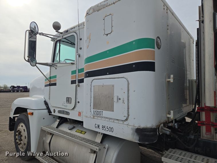 image for item EN8870 1994 Freightliner FLD120 semi truck