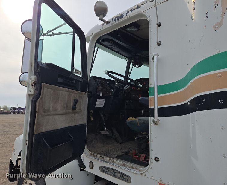 image for item EN8870 1994 Freightliner FLD120 semi truck