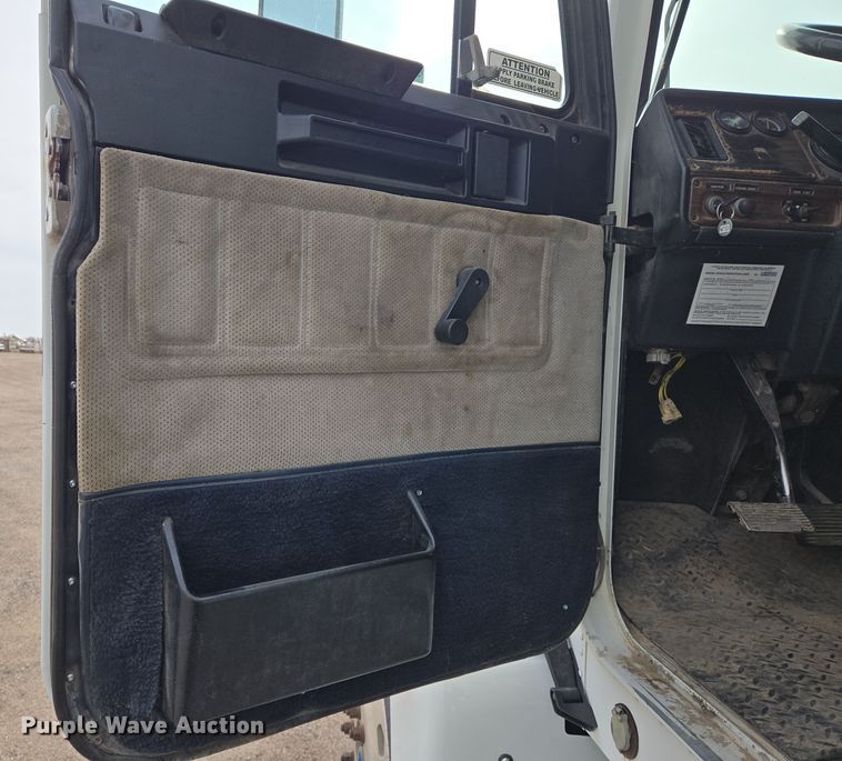 image for item EN8870 1994 Freightliner FLD120 semi truck