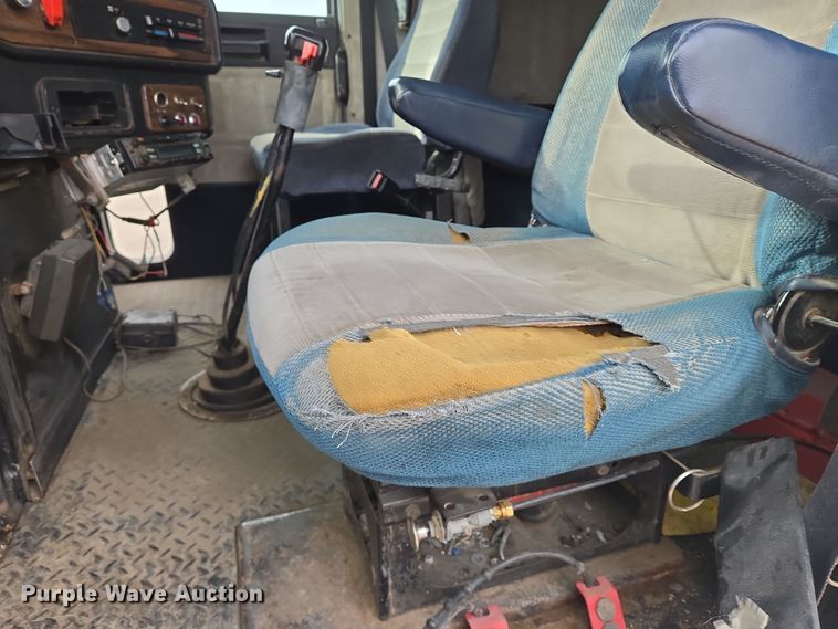 image for item EN8870 1994 Freightliner FLD120 semi truck