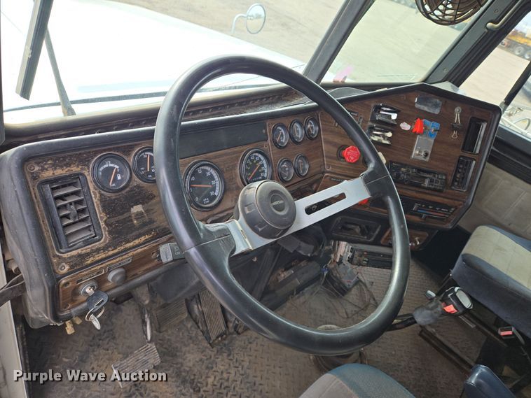 image for item EN8870 1994 Freightliner FLD120 semi truck