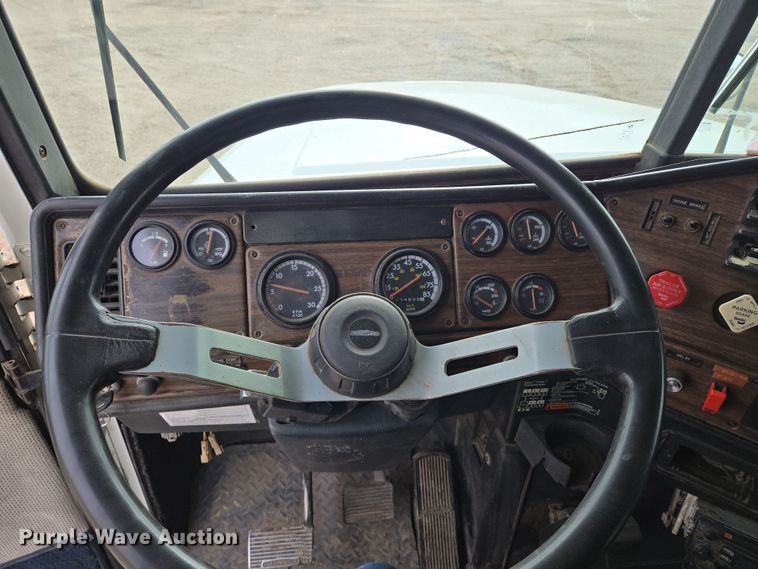 image for item EN8870 1994 Freightliner FLD120 semi truck