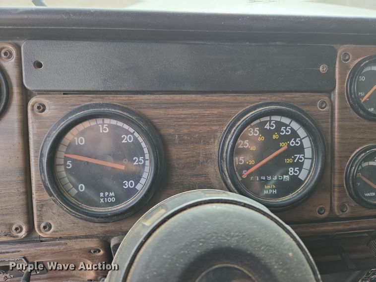 image for item EN8870 1994 Freightliner FLD120 semi truck