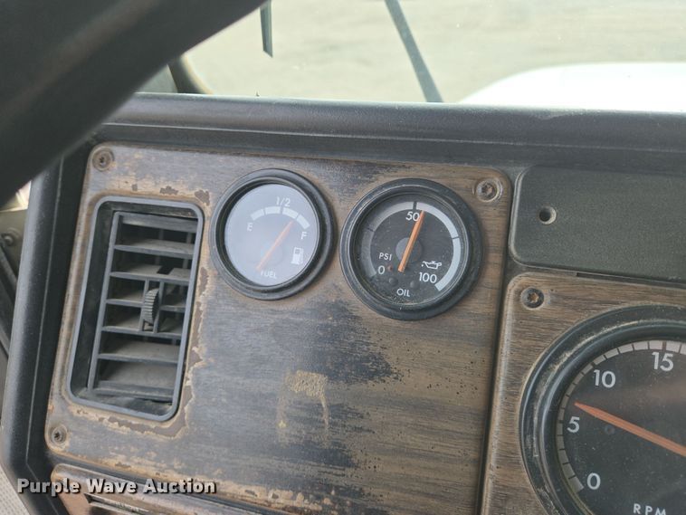 image for item EN8870 1994 Freightliner FLD120 semi truck