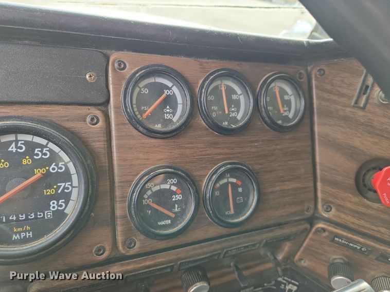 image for item EN8870 1994 Freightliner FLD120 semi truck