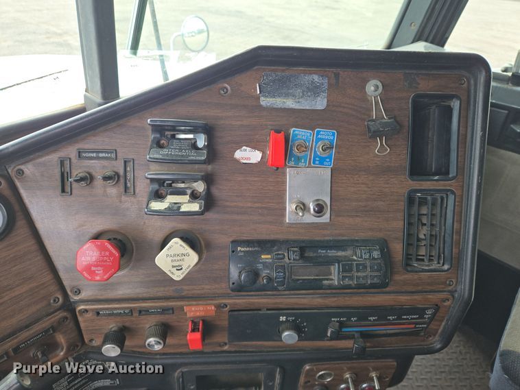 image for item EN8870 1994 Freightliner FLD120 semi truck