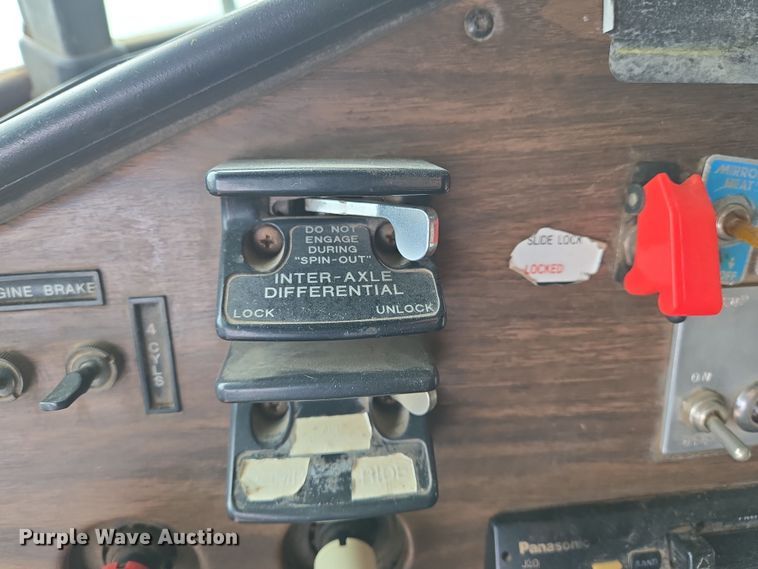 image for item EN8870 1994 Freightliner FLD120 semi truck