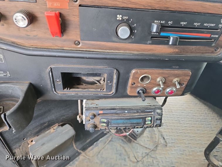 image for item EN8870 1994 Freightliner FLD120 semi truck