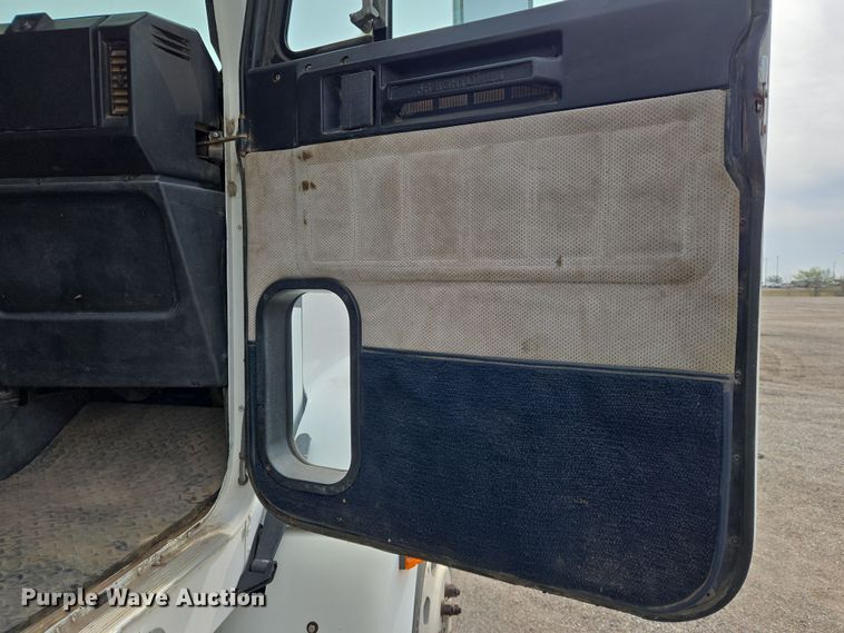 image for item EN8870 1994 Freightliner FLD120 semi truck