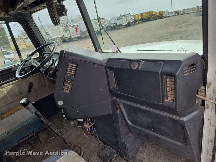 image for item EN8870 1994 Freightliner FLD120 semi truck